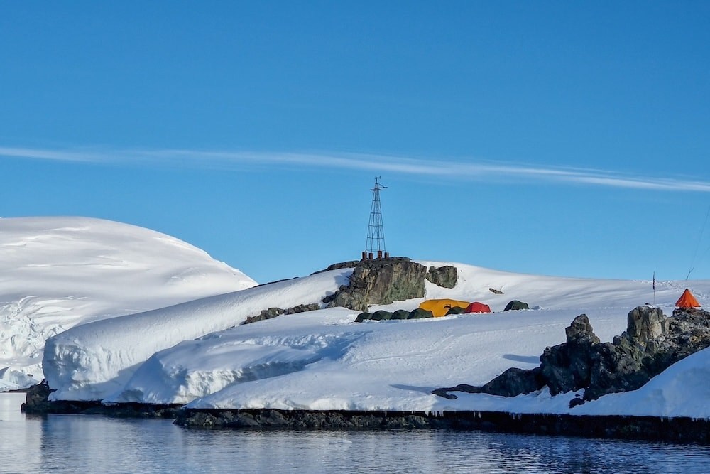 A wide shot of Detaille from the water