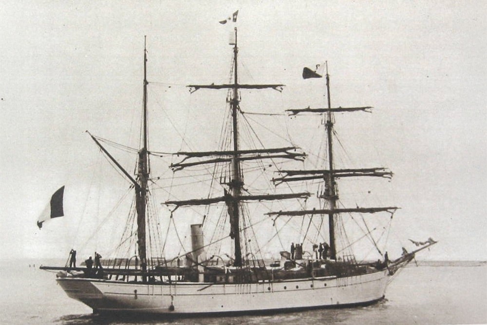 A B&W photo of the famous antarctic ship Pourquoi-Pas? at sea